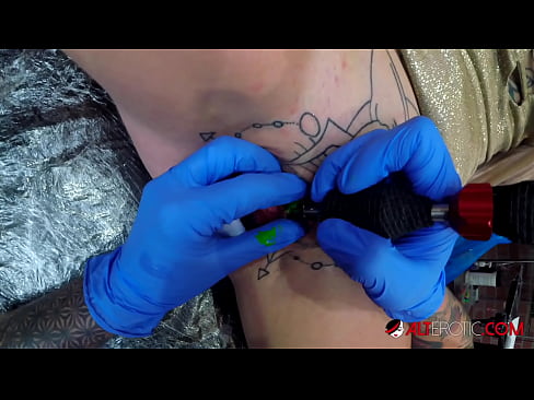 ❤️ Extremadamente tatuado hottie Sully Savage consiguió un tatuaje en su clítoris ❤️❌ Super porno en es.porn-impact.ru ❌️❤️❤️❤️❤️❤️❤️❤️